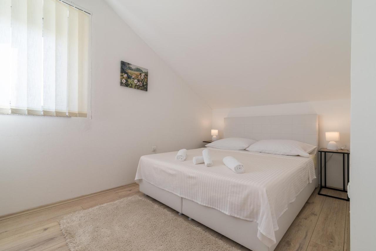 Apartma Monika *