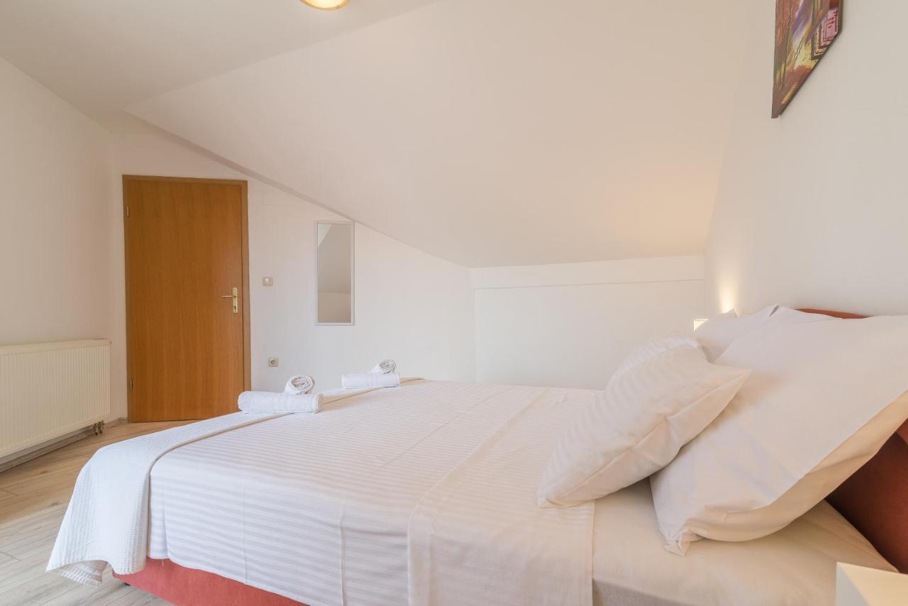 Apartma Monika *