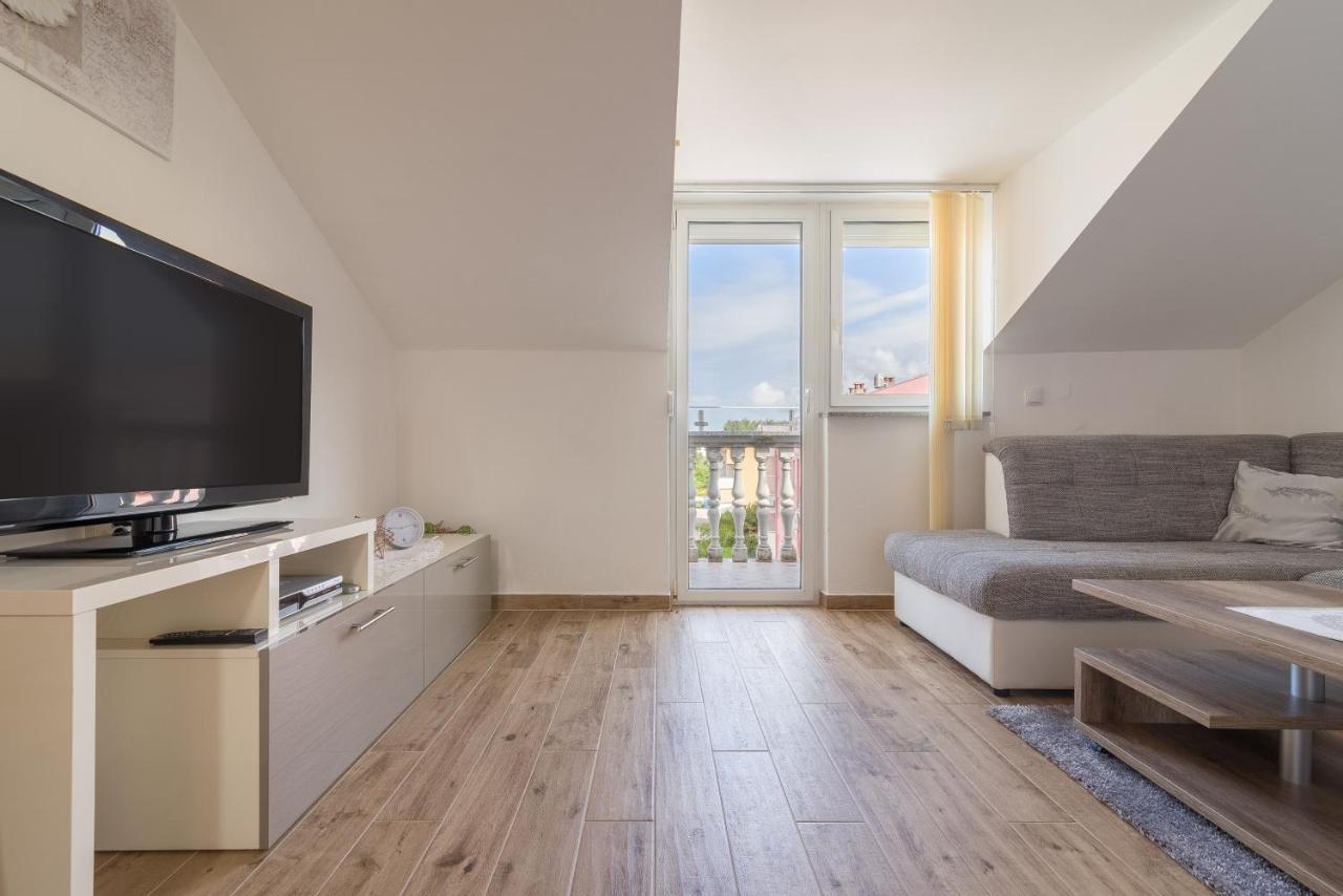 Monika Apartma *